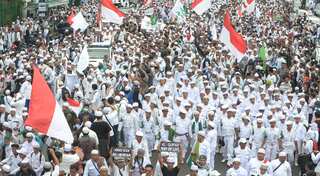 Indonesia: Muslims accuse Jakarta's governor of blasphemy as protests turn violent