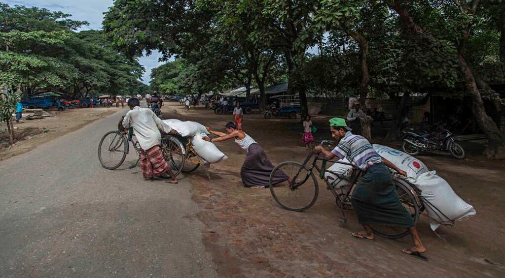 Hundreds of Rohingyas flee to Bangladesh as violence spreads in Myanmar