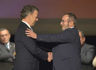 Colombian government, FARC sign revised peace deal