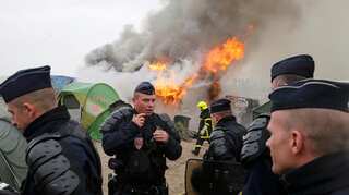 Migrant crisis: Angry protesters torch Bulgarian refugee camp