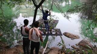 Environmental engineer clears New Delhi's water bodies with 'floating islands'