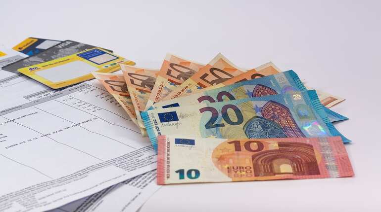 Euro falls after Italy's Renzi quits on referendum defeat Euro falls after Italy's Renzi quits on referendum defeat