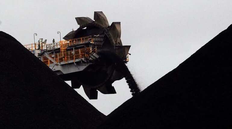 India-backed mega coal mine near Great Barrier Reef to start work mid-2017