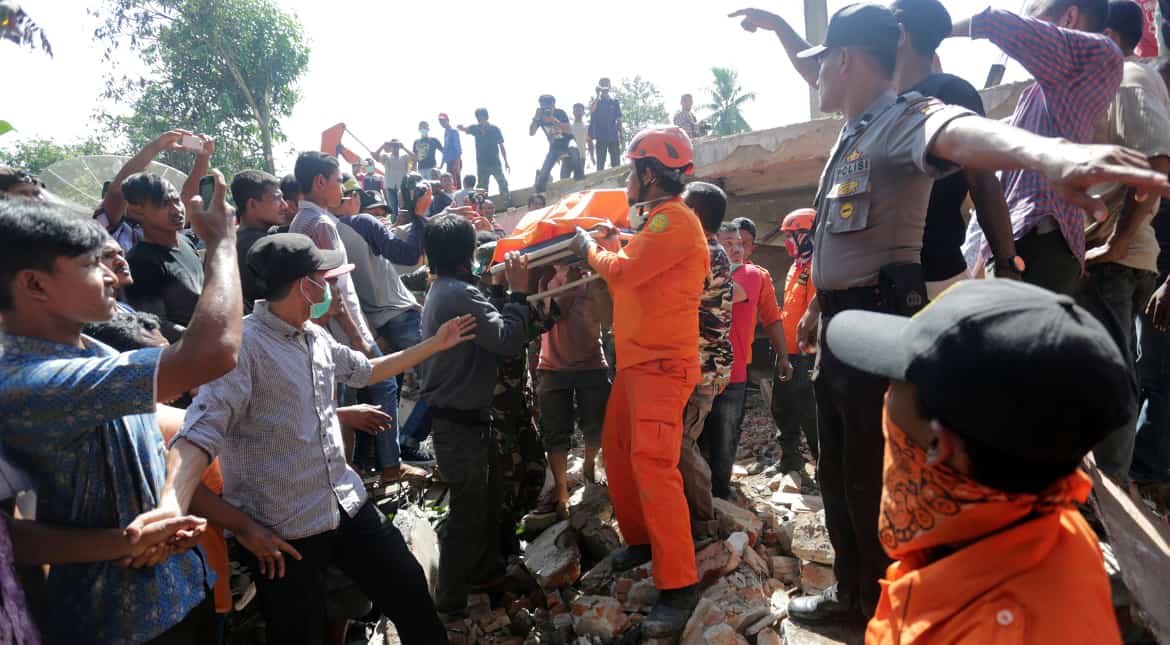 Indonesia quake: Search resumes, death toll crosses 100