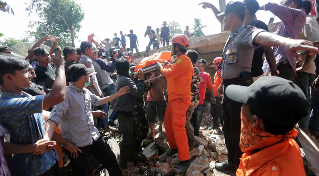 Indonesia quake: Search resumes, death toll crosses 100