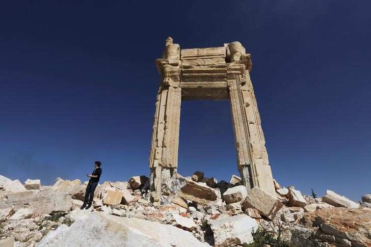 Islamic State fighters 're-enter' ancient Palmyra in Syria after heavy fighting