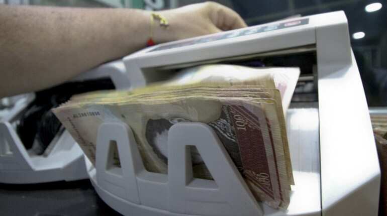 Venezuela's Maduro cancels 100 bolivar banknote from circulation overnight