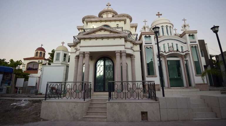 Mexican narcos beat heat in air conditioned tombs