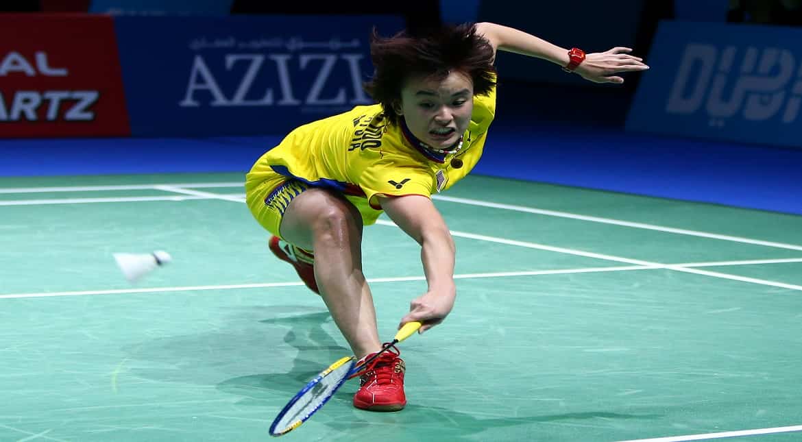 Vivian Hoo of Malaysia dives for the shuttle during the womens