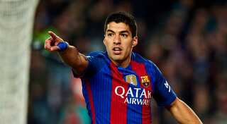 Football: Suarez agrees new contract with Barcelona to 2021