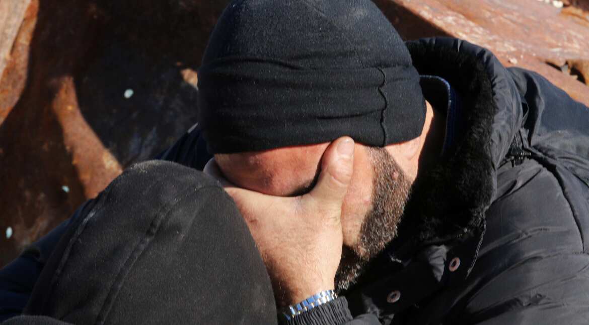 Aleppo evacuation suspended, trapping thousands