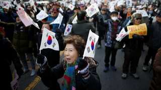 Supporters, opponents of embattled Park stage big rallies in Seoul