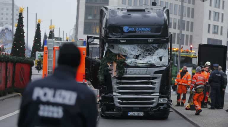 Berlin attack: IS claims responsibility, suspect still on loose