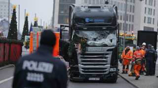 Berlin attack: IS claims responsibility, suspect still on loose