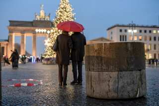 Berlin Christmas market reopens in show of defiance