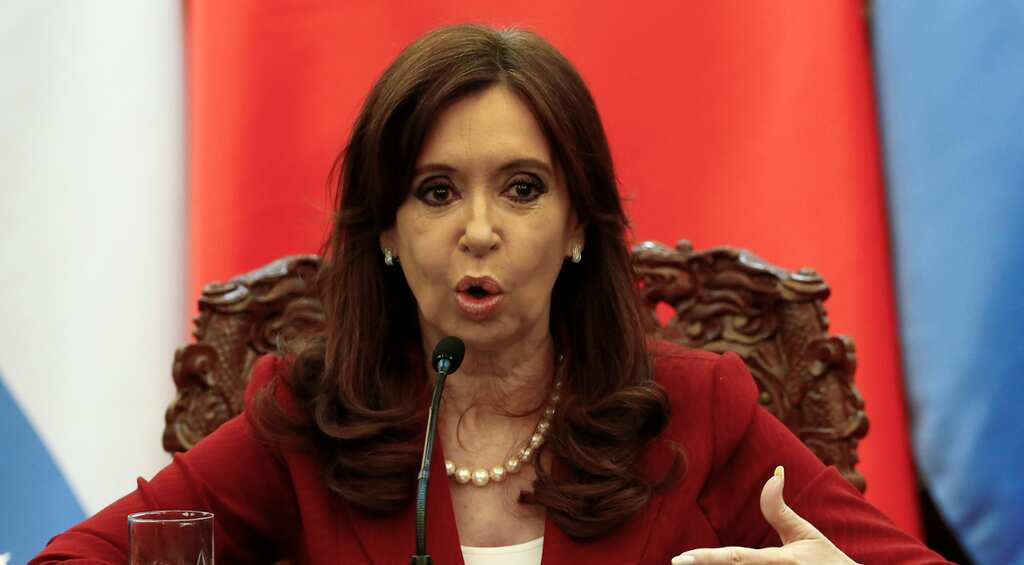 Former Argentine president Kirchner charged with graft
