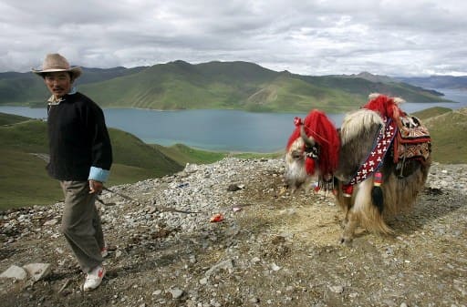 China starts transporting bottled water from Tibet China starts transporting bottled water from Tibet