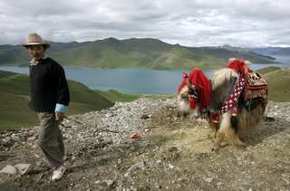 China starts transporting bottled water from Tibet