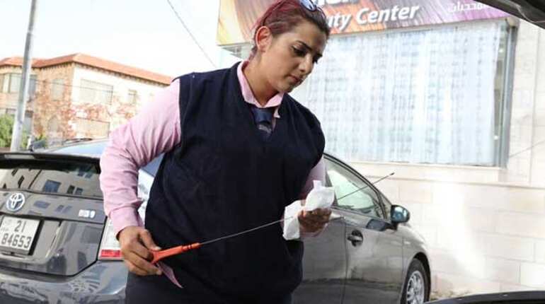 Women at wheel of 'pink taxis' challenge Jordan norms