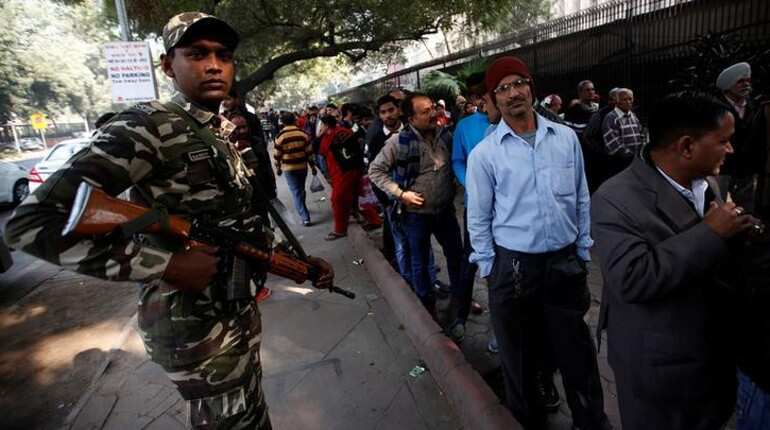 Demonetisation: No mad rush in banks on last day of depositing old notes