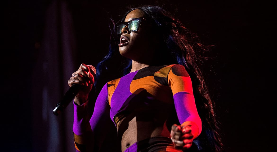 Sia takes aim at Azealia Banks after chicken sacrifice post Sia takes aim at Azealia Banks after chicken sacrifice post