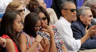Obamas donate daughters' swing-set
