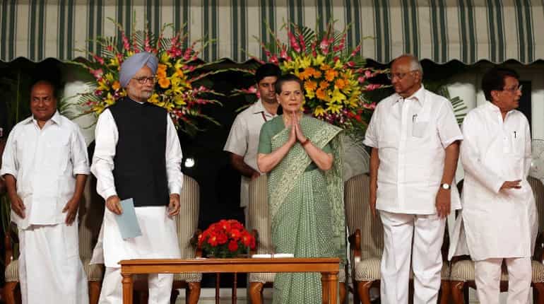 Sonia Gandhi dials Sharad Pawar, sends top leaders to Mumbai Sonia Gandhi dials Sharad Pawar, sends top leaders to Mumbai