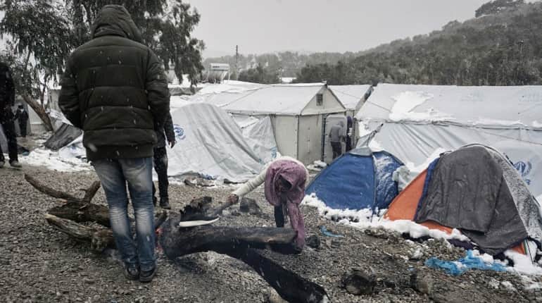 Refugees brave snow, sub-zero temperatures in Greek camps Refugees brave snow, sub-zero temperatures in Greek camps