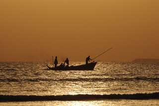 Four Indian fishing boats capsize in Bangladesh waters, 25 fishermen missing