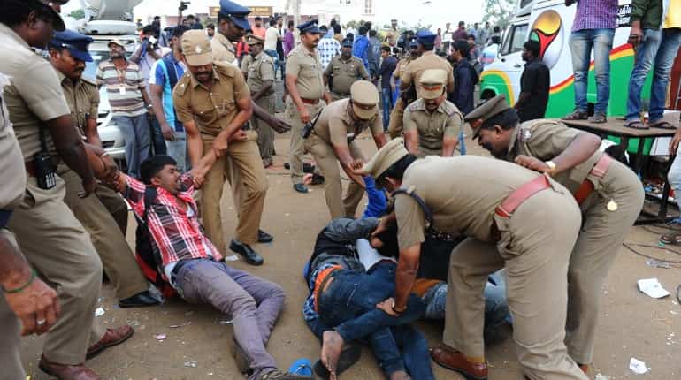 Chennai police under fire after Kamal Haasan, others tweet video of cop setting auto ablaze Chennai police under fire after Kamal Haasan, others tweet video of cop setting auto ablaze