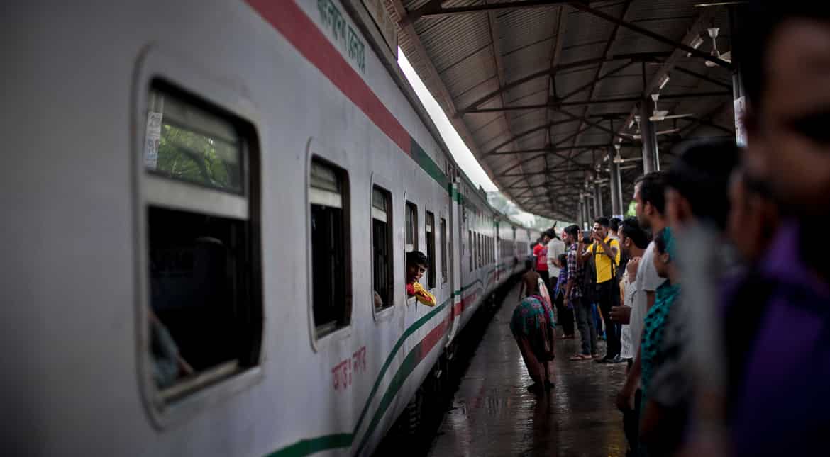 Heroic Bangladeshi man dies saving mother, daughter from approaching train Heroic Bangladeshi man dies saving mother, daughter from approaching train