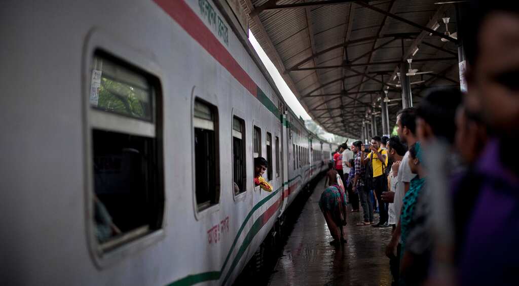 Heroic Bangladeshi man dies saving mother, daughter from approaching train
