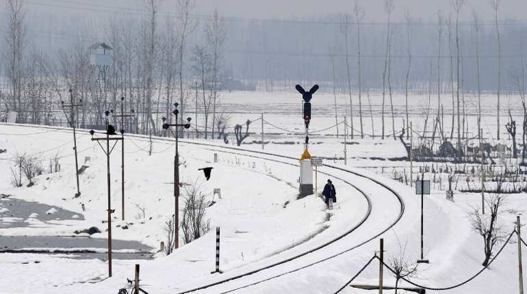 Kashmir avalanche: 5 Indian Army soldiers trapped under snow die after rescue Kashmir avalanche: 5 Indian Army soldiers trapped under snow die after rescue