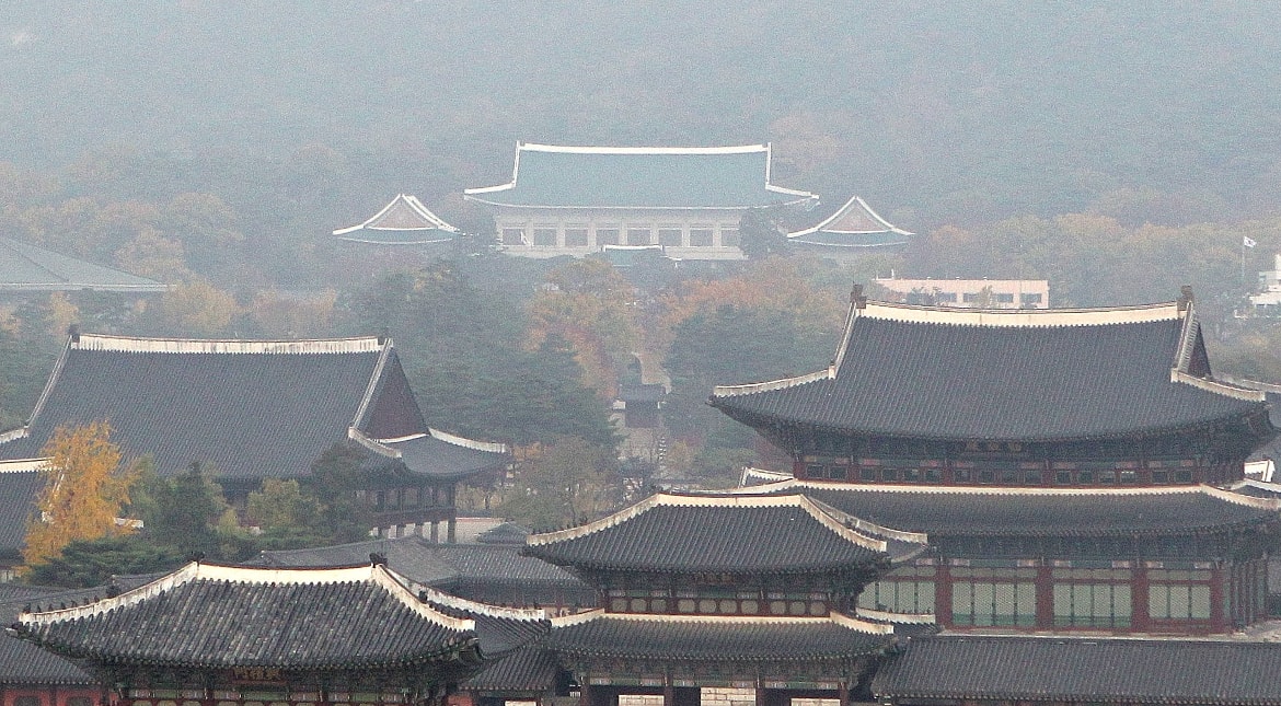 Prosecutors stopped from raiding South Korea's presidential house