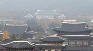 Prosecutors stopped from raiding South Korea's presidential house