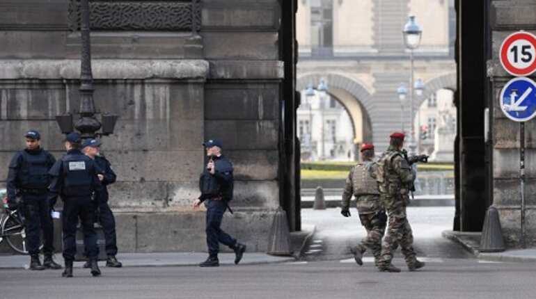 Louvre reopens 24 hours after machete attack Louvre reopens 24 hours after machete attack