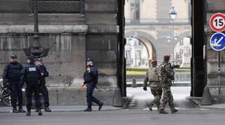 Louvre reopens 24 hours after machete attack