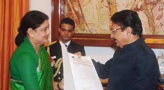 Sasikala warns Tamil Nadu Governor for delay in swearing-in, will protest from today