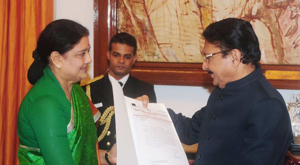 Sasikala warns Tamil Nadu Governor for delay in swearing-in, will protest from today