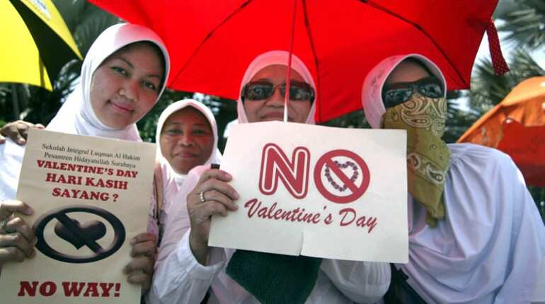 Indonesian school students protest Valentine's Day Indonesian school students protest Valentine's Day