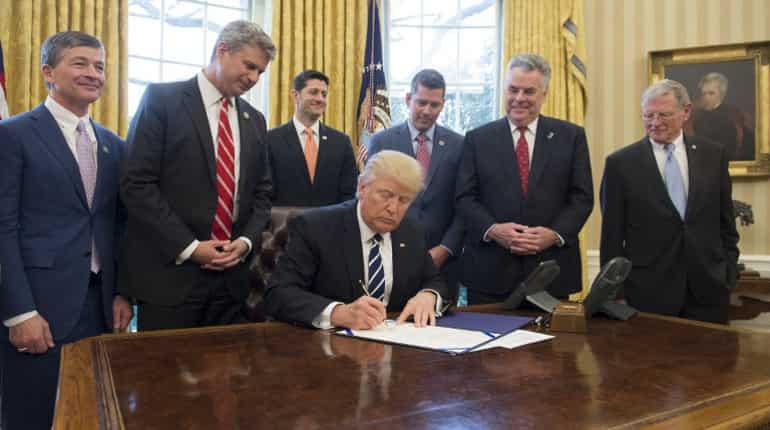 White House battles to insulate Trump from Flynn fallout White House battles to insulate Trump from Flynn fallout