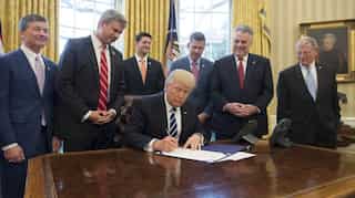 White House battles to insulate Trump from Flynn fallout