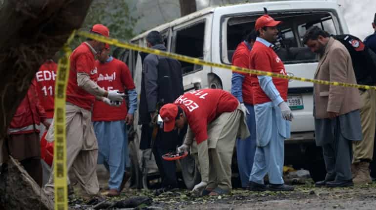 Suicide bombers strike Pakistan, 6 killed Suicide bombers strike Pakistan, 6 killed