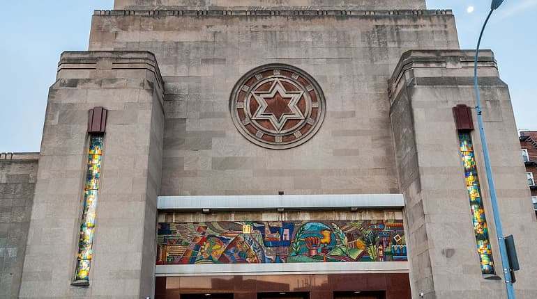 US: At least 11 Jewish centres receive bomb threats US: At least 11 Jewish centres receive bomb threats