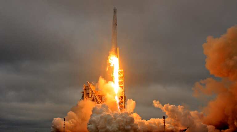 SpaceX to fly two tourists around moon in 2018