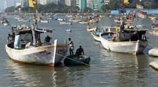 Sri Lankan Navy arrests eight Tamil Nadu fishermen, one attempts suicide