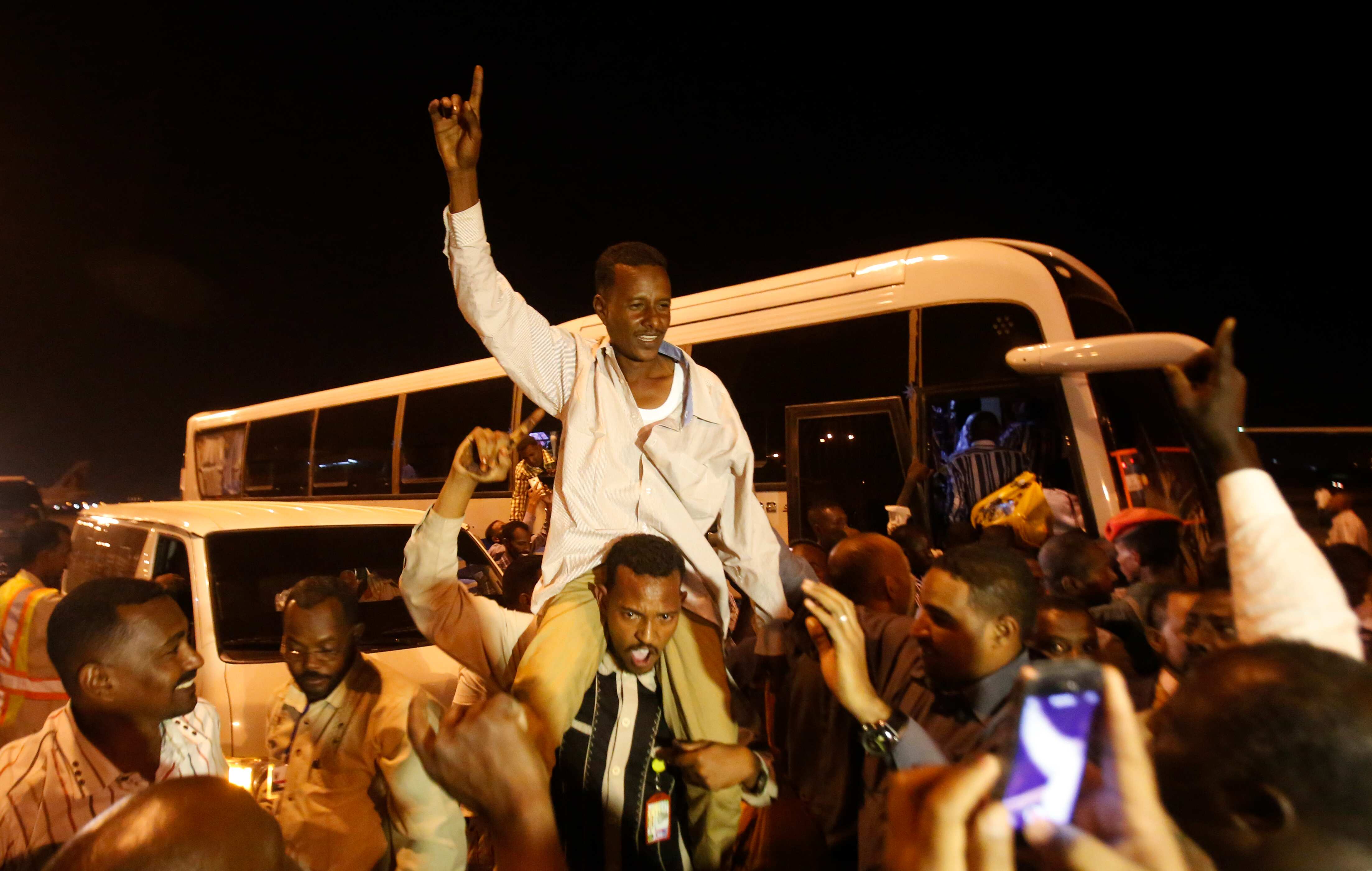Sudanese rebels free 125 captured soldiers and civilians Sudanese rebels free 125 captured soldiers and civilians