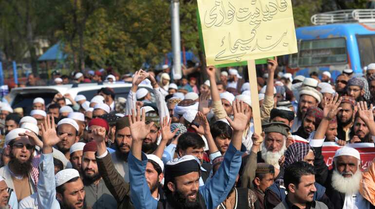 Pakistan judge threatens to block social media over 'blasphemy'