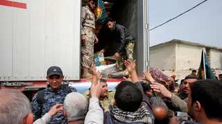 Shi'ite aid convoys enter Mosul, bringing relief and suspicion