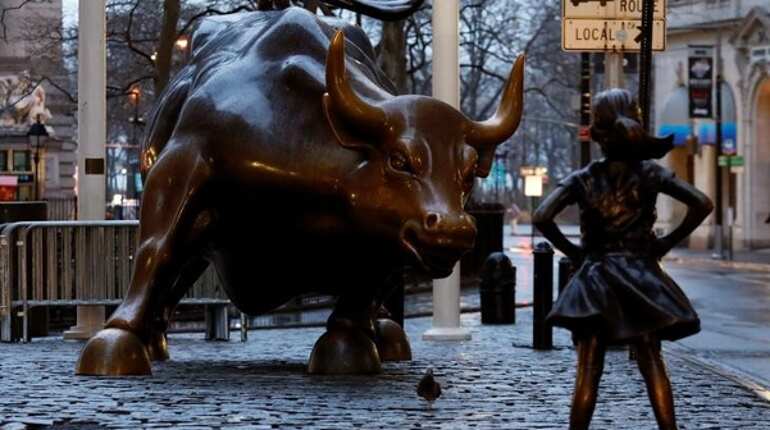 'Fearless Girl' extends face-off with Wall Street's 'Charging Bull'